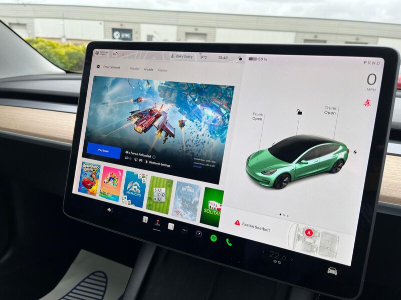 TESLA MODEL 3