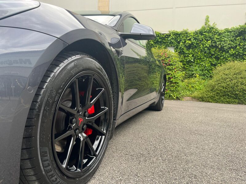 TESLA MODEL 3