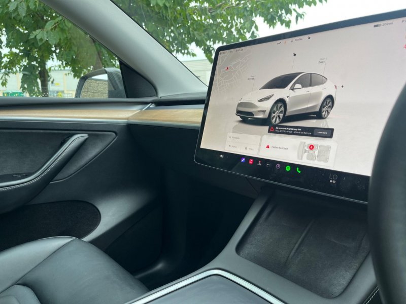 TESLA MODEL Y