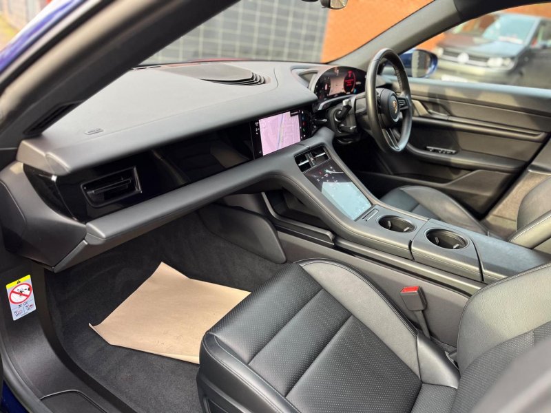 PORSCHE TAYCAN