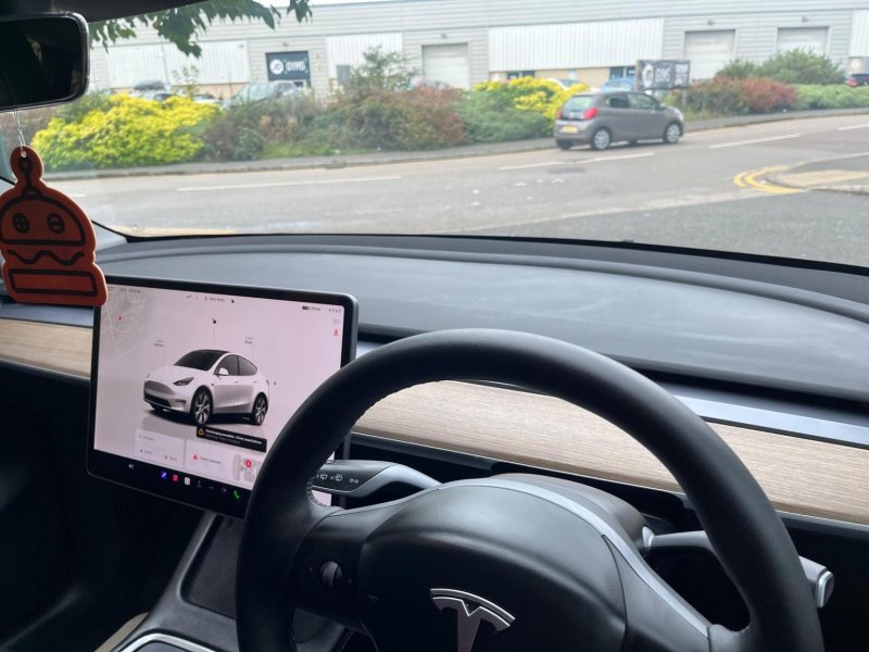 TESLA MODEL Y