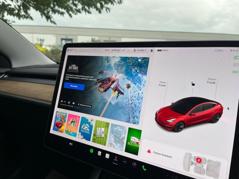 TESLA MODEL 3