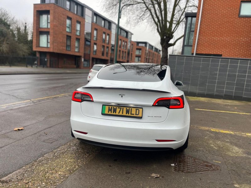 TESLA MODEL 3