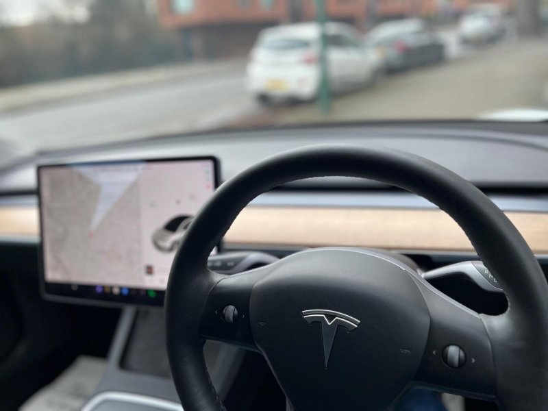 TESLA MODEL 3