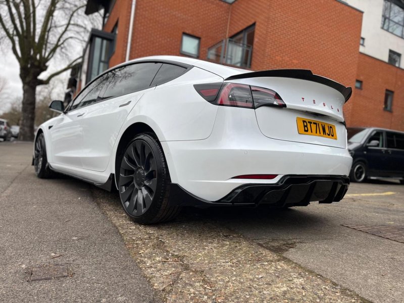 TESLA MODEL 3