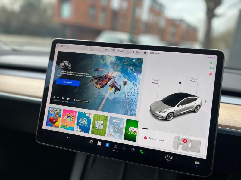 TESLA MODEL 3