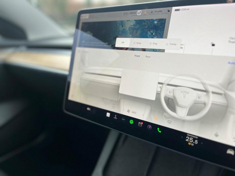 TESLA MODEL 3