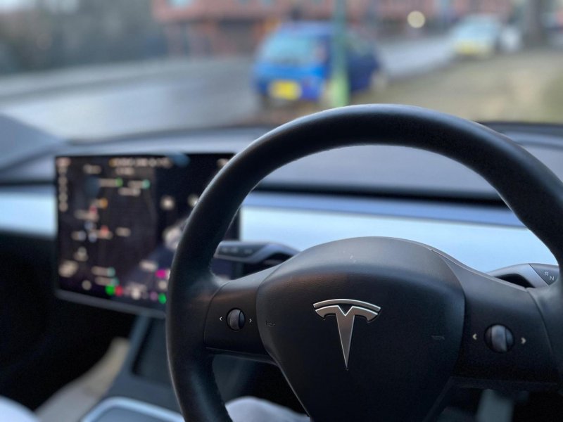 TESLA MODEL 3