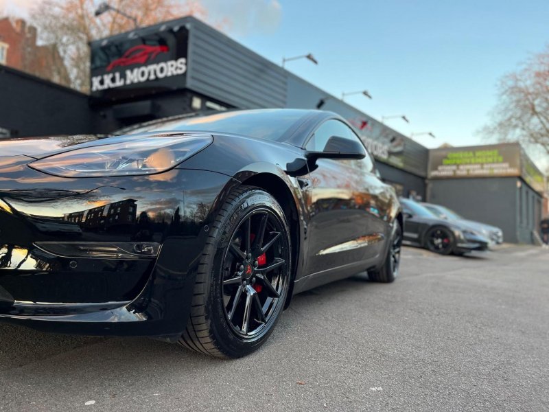 TESLA MODEL 3