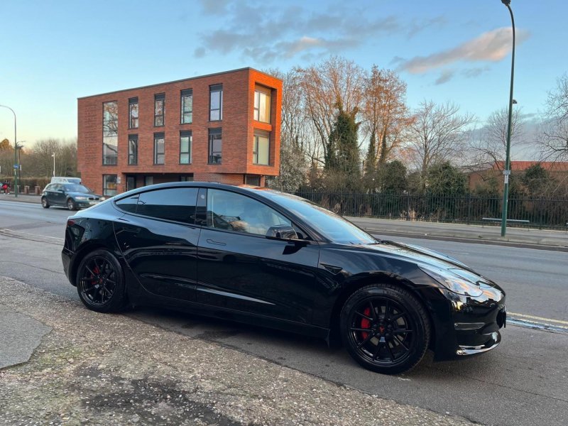 TESLA MODEL 3