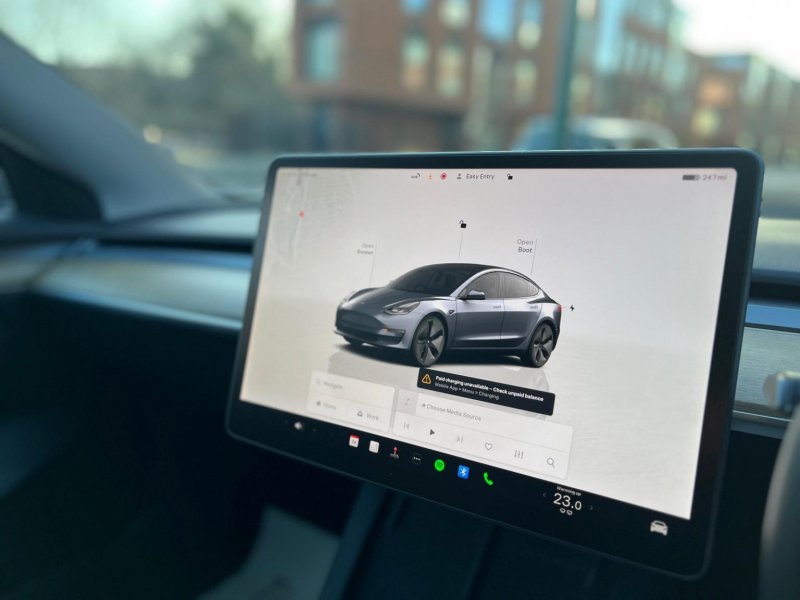 TESLA MODEL 3