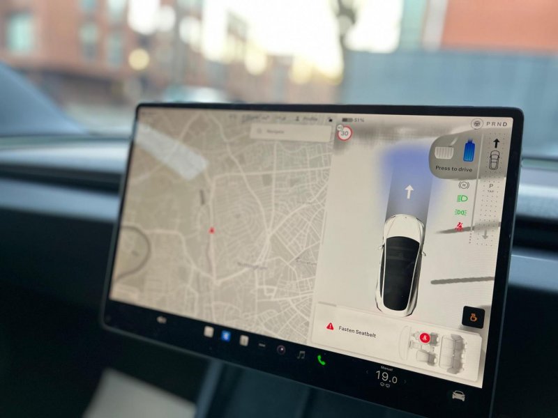 TESLA MODEL 3