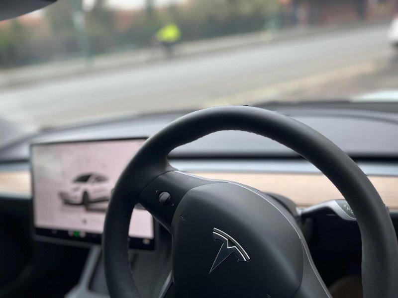 TESLA MODEL 3