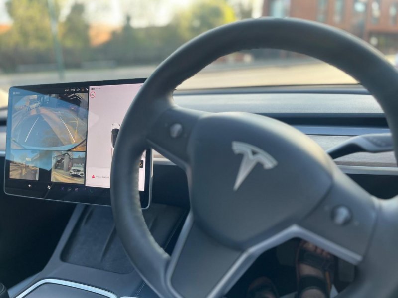 TESLA MODEL 3
