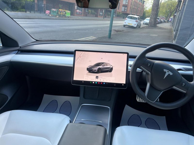 TESLA MODEL 3