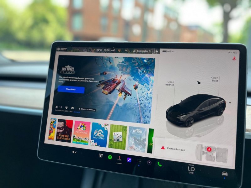 TESLA MODEL 3