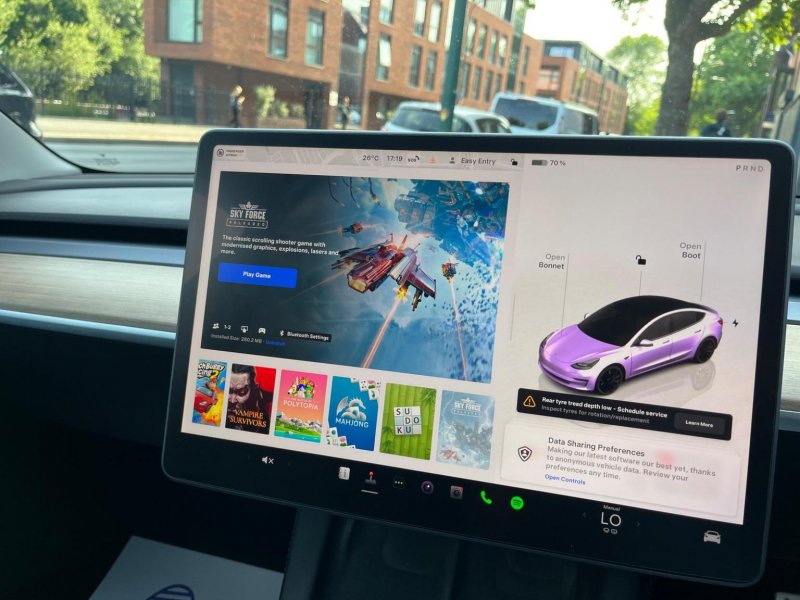 TESLA MODEL 3