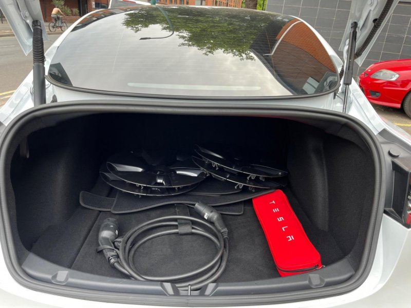 TESLA MODEL 3