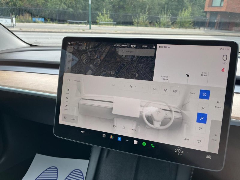 TESLA MODEL 3