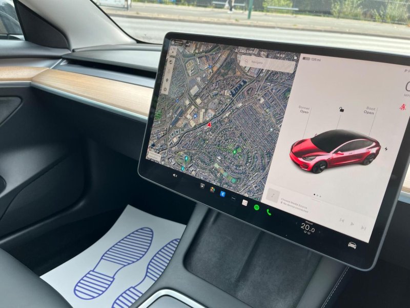 TESLA MODEL 3